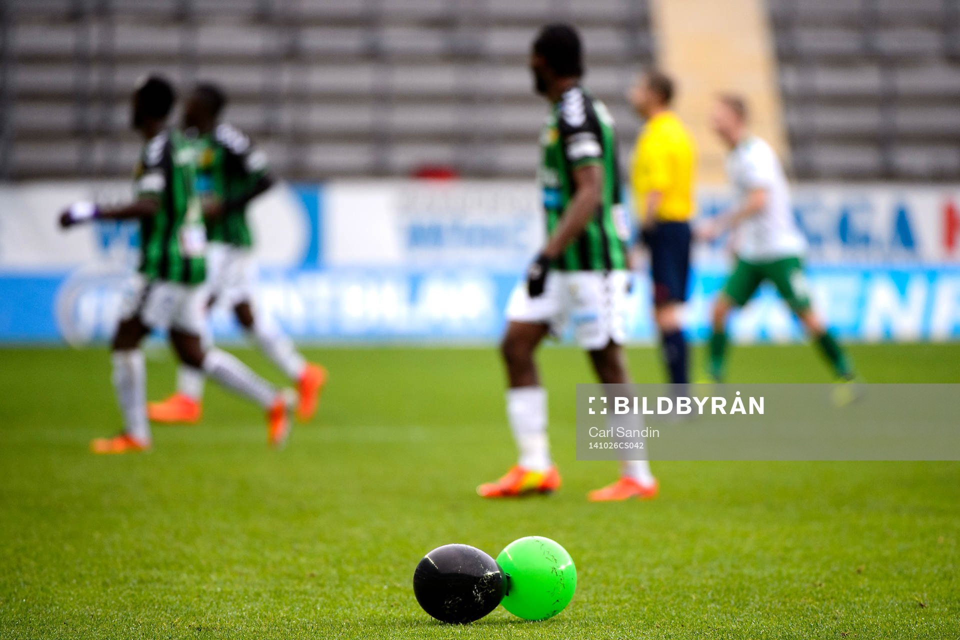 Ett par ballonger ligger på planen