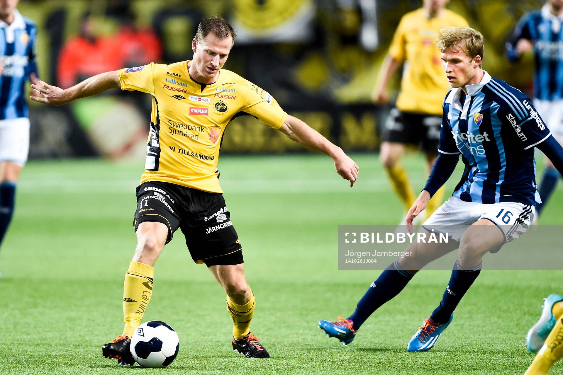 Elfsborgs Daniel Mobaeck och Djurgårdens Sebastian Andersson under fotbollsmatchen i Allsvenskan mellan Elfsborg och Djurgården den 26 oktober 2014 i Borås.