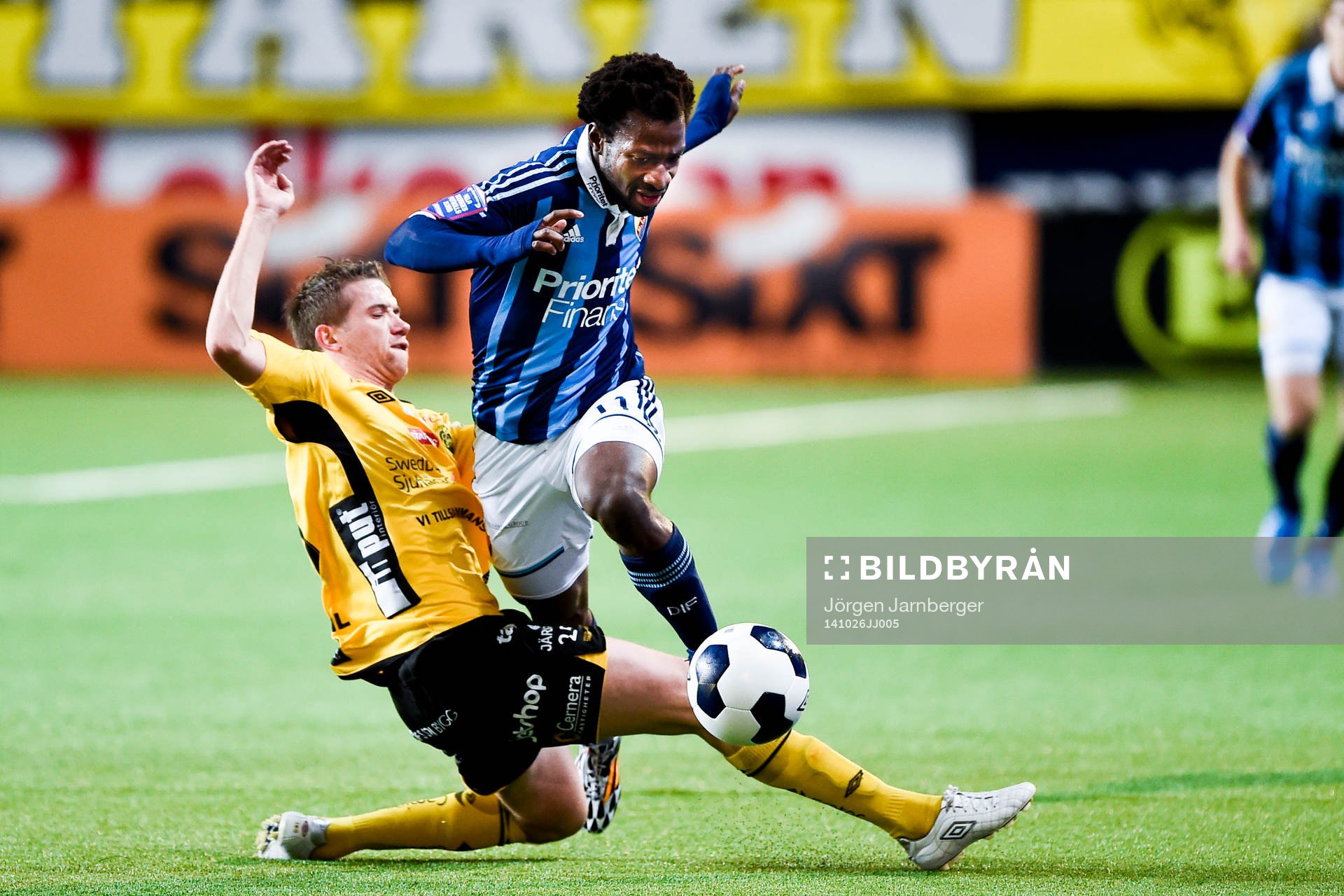 Djurgårdens Amadou Jawo tar sig förbi Elfsborgs Marcus