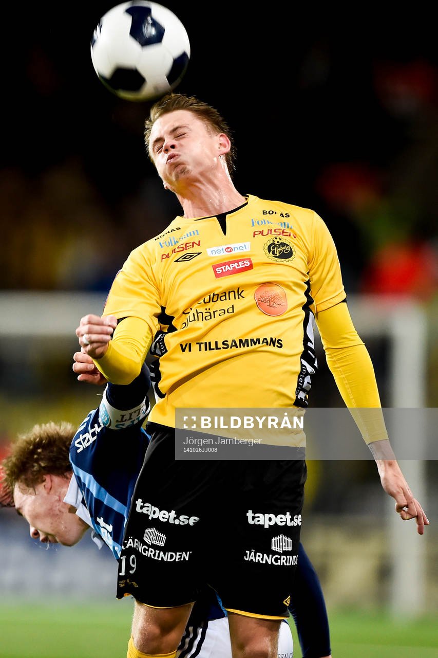Elfsborgs Simon Hedlund nickar bollen