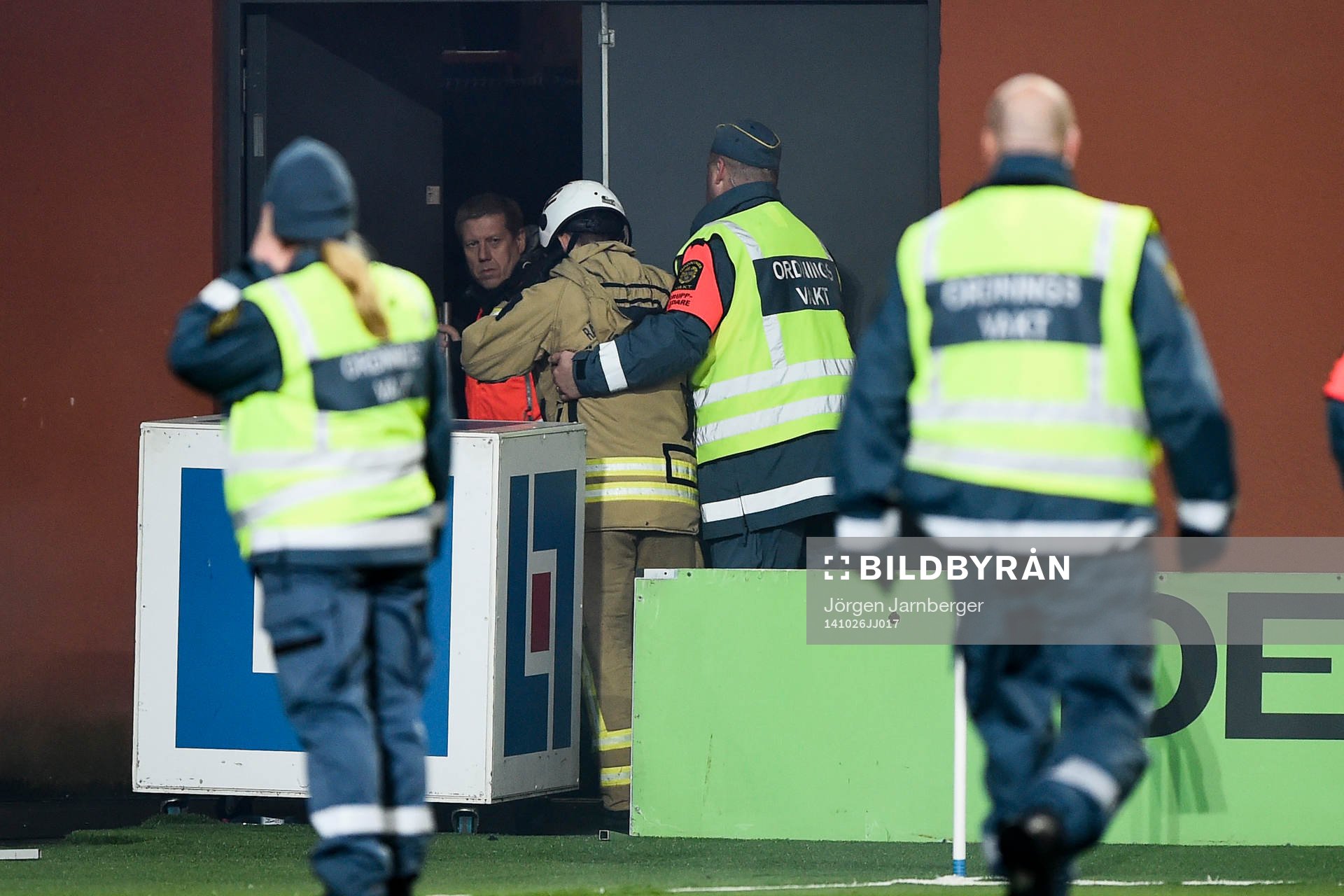 En brandman får vård