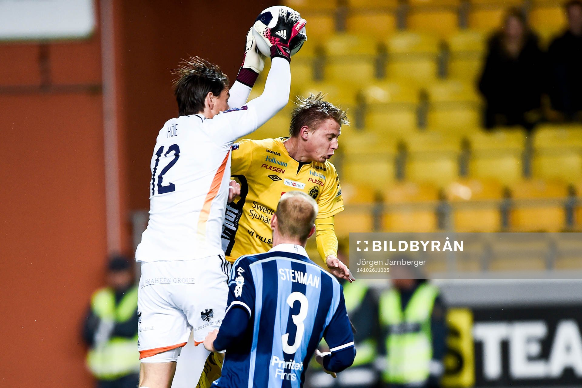 Elfsborgs Simon Hedlund i luftduell med Djurgårdens