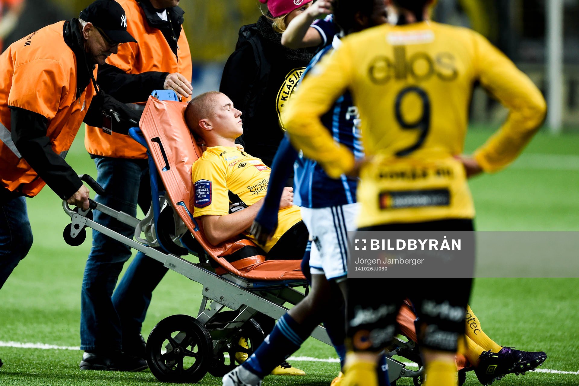 Elfsborgs Sebastian Holmén lämnar planen på bår