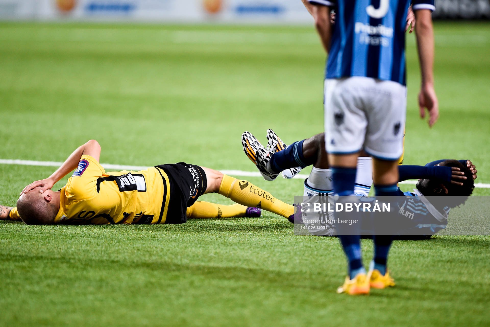 Elfsborgs Sebastian Holmén skadad efter nickduell med Djurgårdens Amadou Jawo under fotbollsmatchen i Allsvenskan mellan Elfsborg och Djurgården den 26 oktober 2014 i Borås.