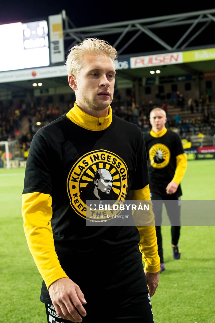 Elfsborgs Johan Larsson med t-shirten och hyllningen till