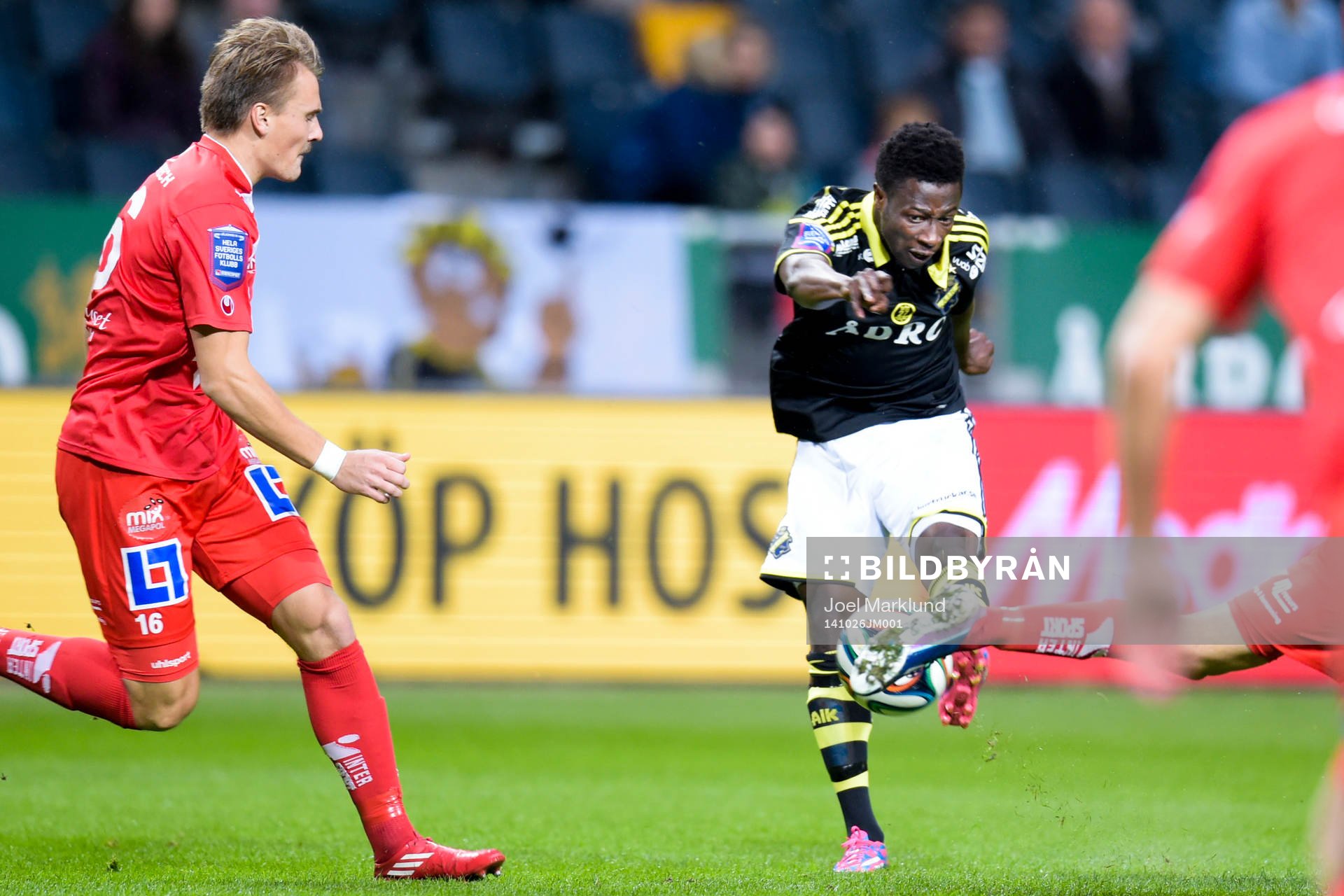 AIK:s Ebenezer Ofori skjuter in 1-0 målet under fotbollsmatchen i Allsvenskan mellan AIK och Åtvidaberg den 26 oktober 2014 i Stockholm.