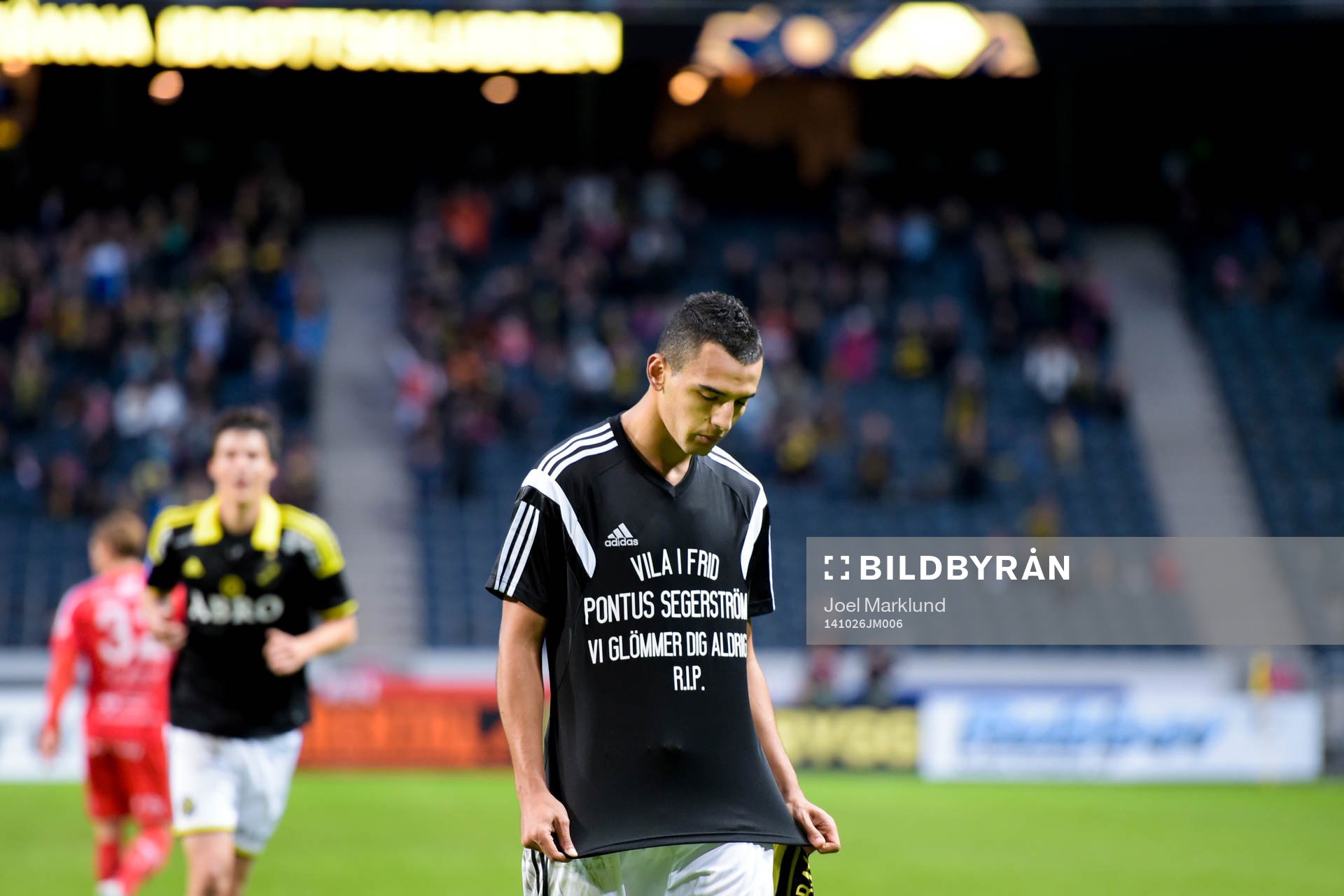 AIK:s Nabil Bahoui har gjort 2-0 och hedrar avlidne Pontus Segerström med texten Vila i frid Pontus Segerström. Vi glömmer dig aldrig. R.I.P under fotbollsmatchen i Allsvenskan mellan AIK och Åtvidaberg den 26 oktober 2014 i Stockholm.