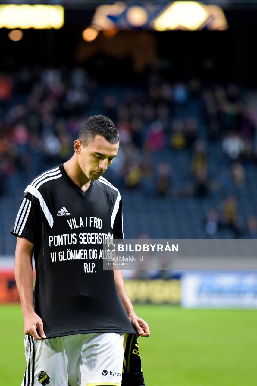s Nabil Bahoui har gjort 2-0 och hedrar avlidne Pontus