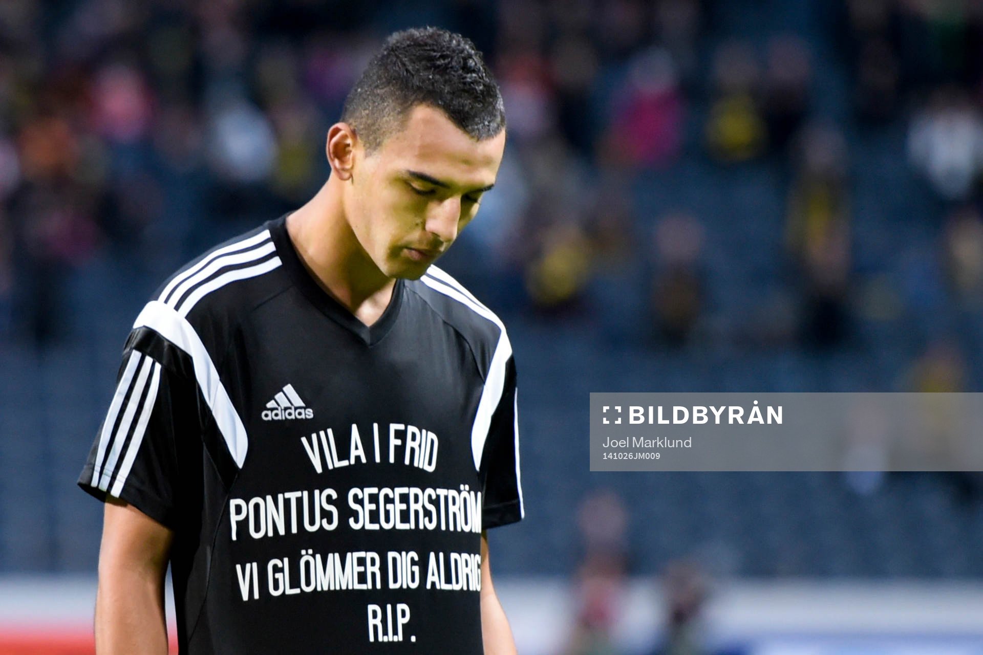 s Nabil Bahoui har gjort 2-0 och hedrar avlidne Pontus
