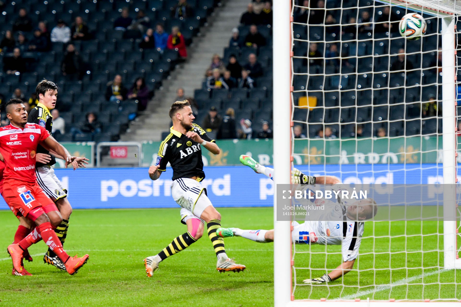 AIK:s Alexander Milosevic gör 4-1 bakom Åtvidabergs målvakt Henrik Gustavsson under fotbollsmatchen i Allsvenskan mellan AIK och Åtvidaberg den 26 oktober 2014 i Stockholm.