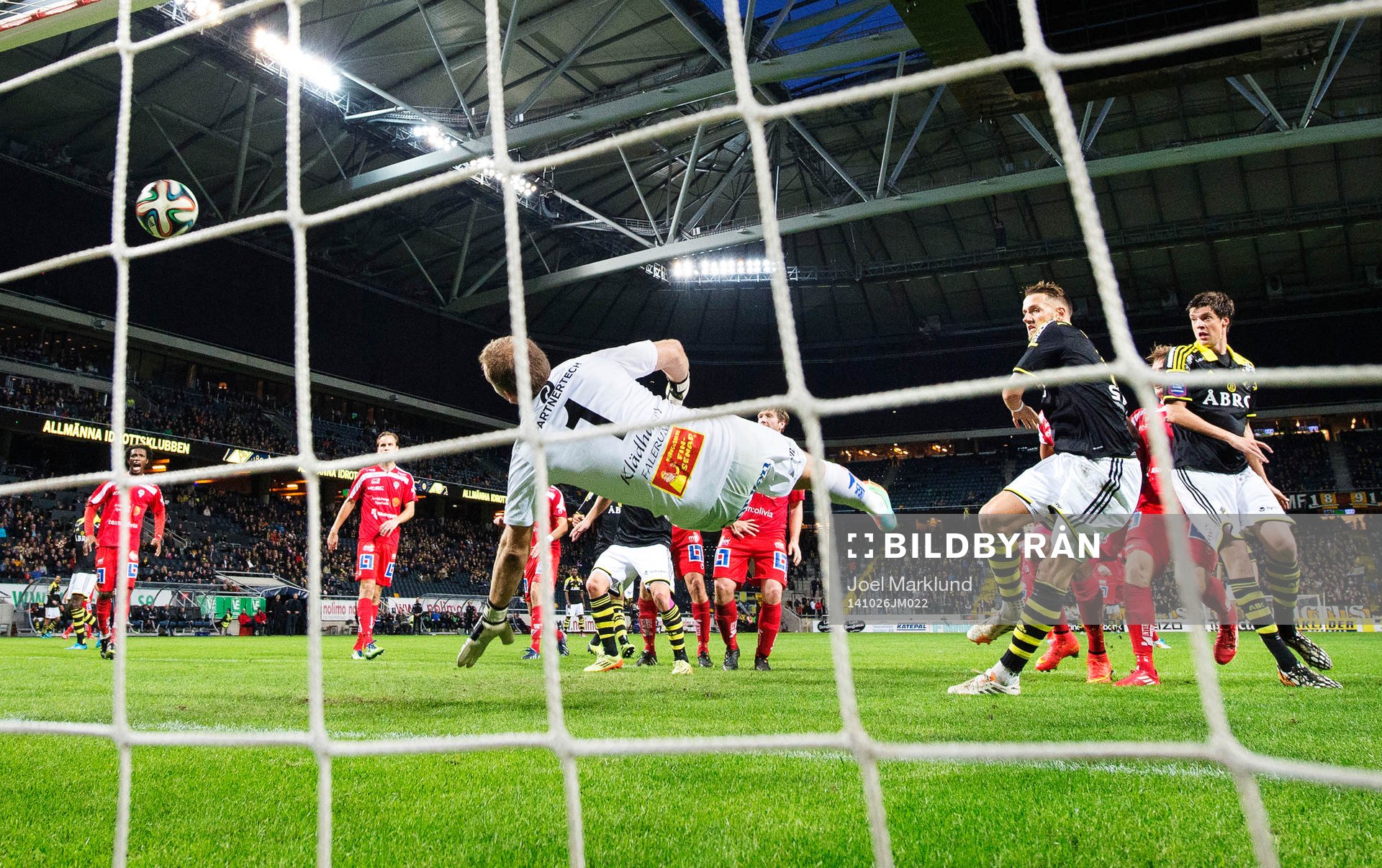 s Alexander Milosevic gör 4-1 bakom Åtvidabergs målvakt