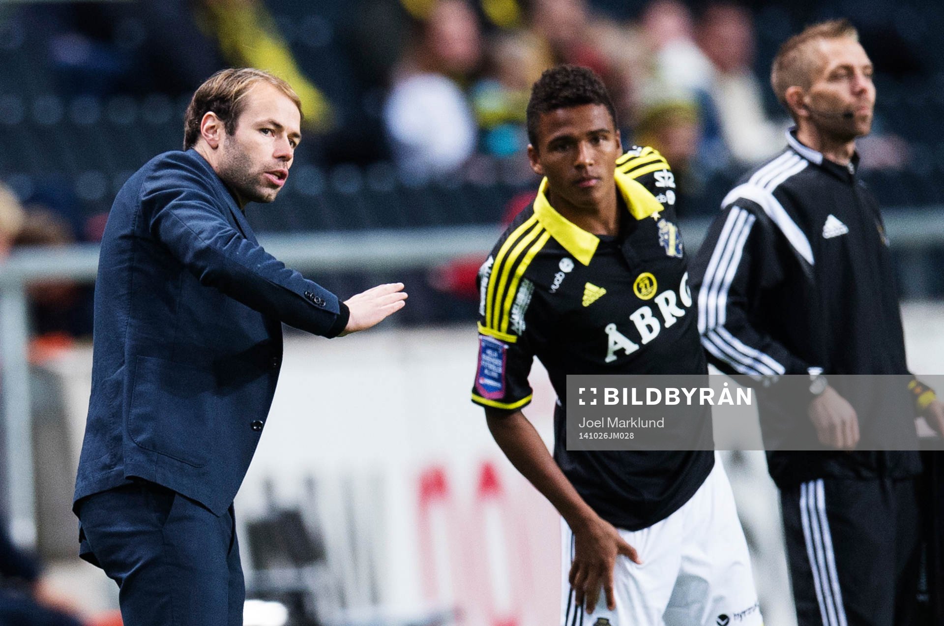 s tränare Andreas Alm ger instruktioner till Niclas