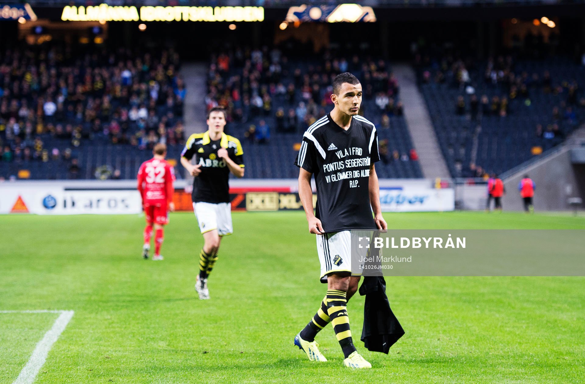 s Nabil Bahoui har gjort 2-0 och hedrar avlidne Pontus