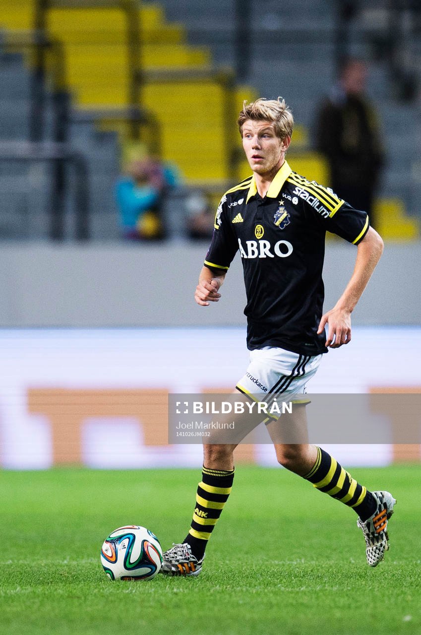 AIK:s Anton Salétros under fotbollsmatchen i Allsvenskan mellan AIK och Åtvidaberg den 26 oktober 2014 i Stockholm.