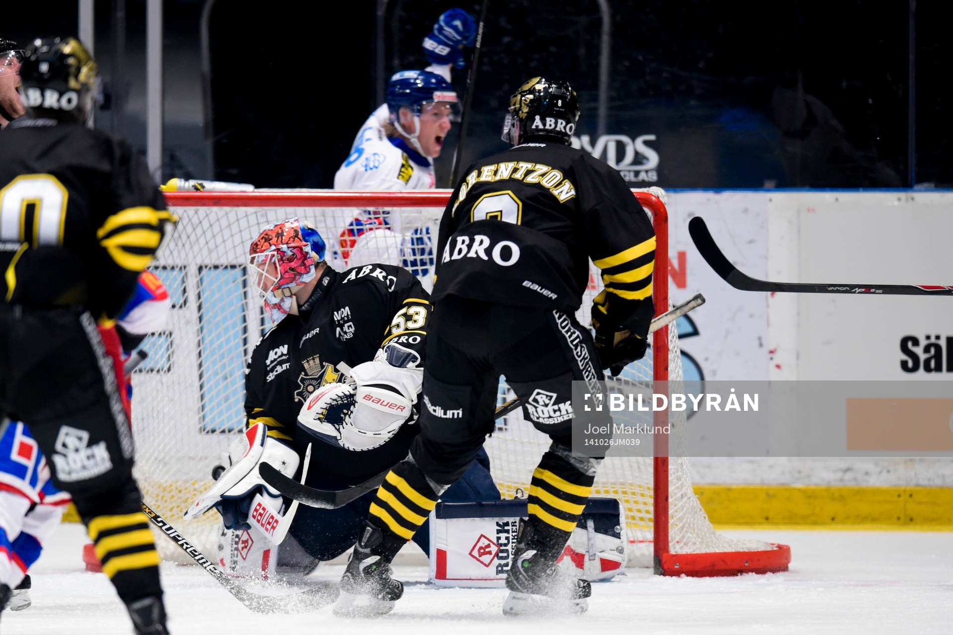 s målvakt Christian Engstrand ser 0-1 pucken gå i mål