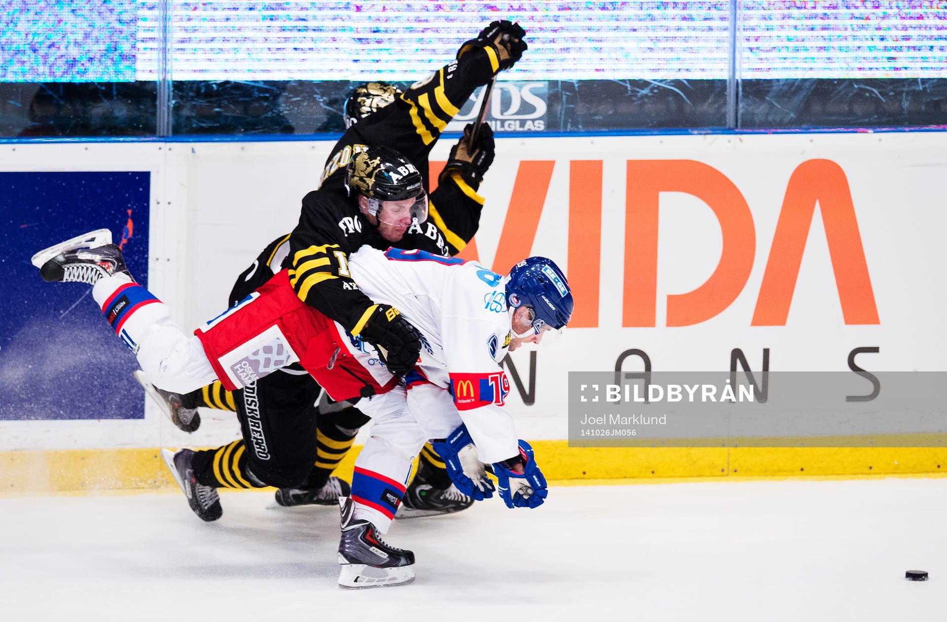 s Fredrik Hynning håller i Oskarshamns Evan McGrath