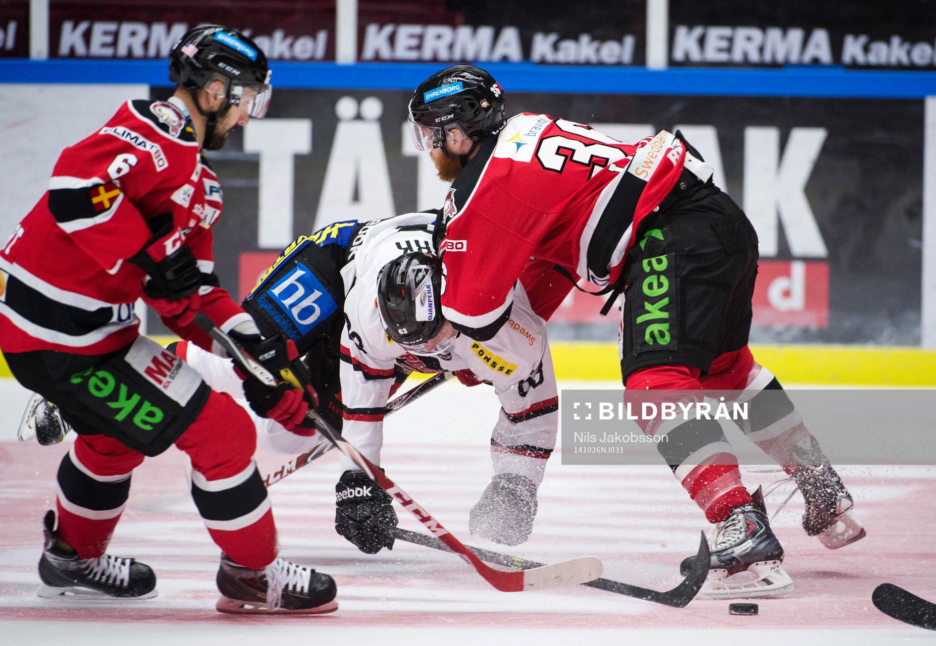 Asplövens Joachim Nermark tacklas illa av Malmö Redhawks