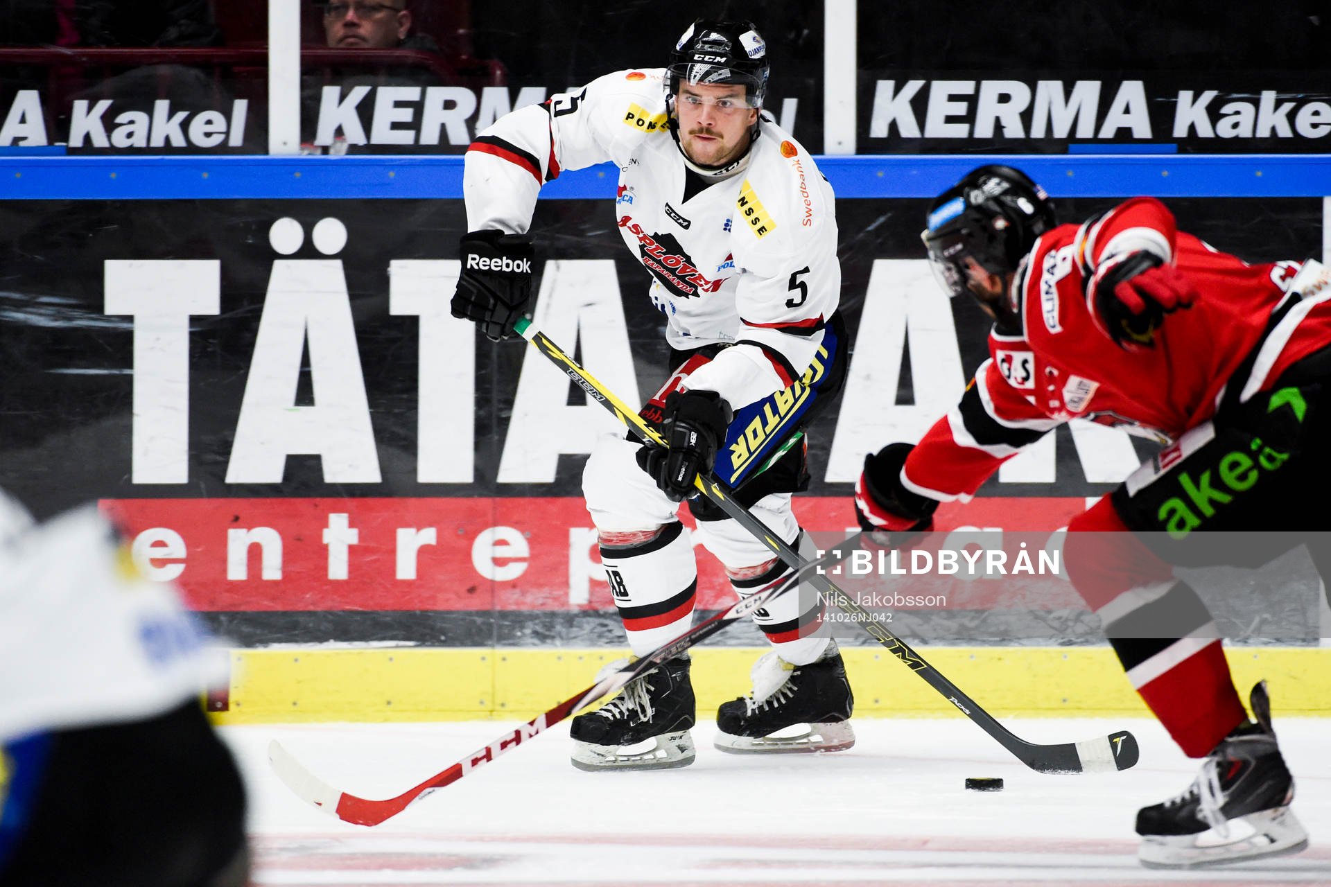 Asplövens Jesper Dahlroth och Malmö Redhawks Colin Stuart