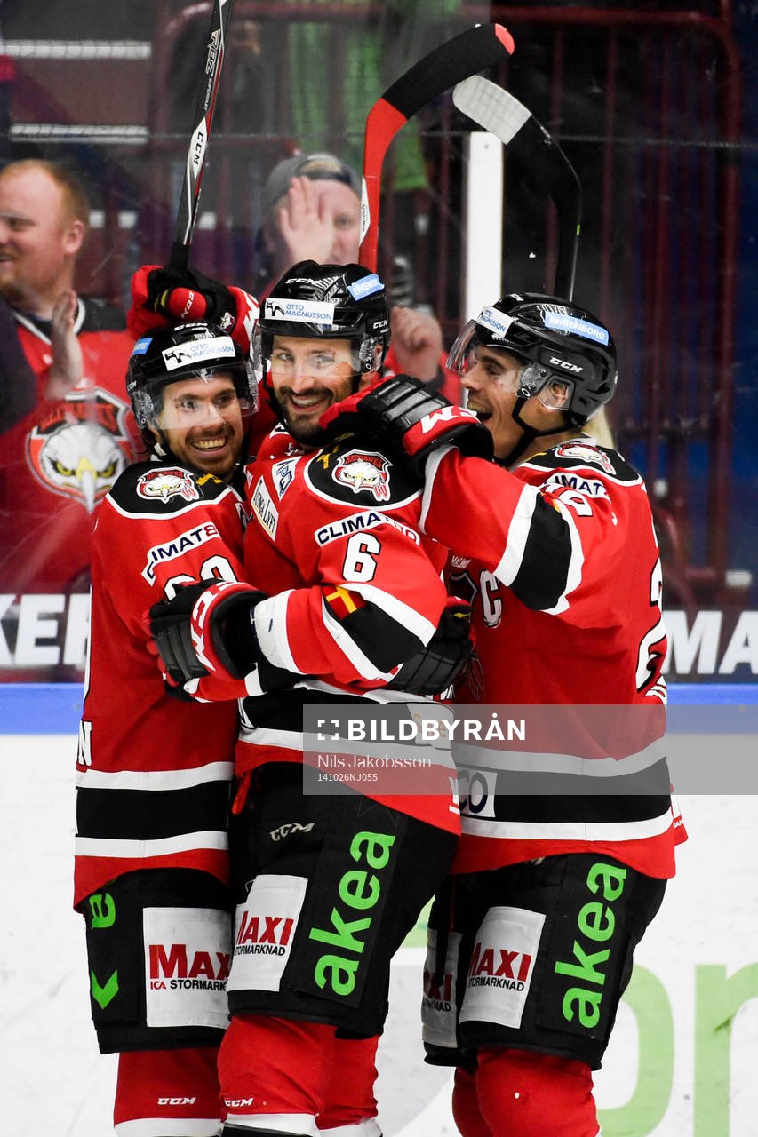 Malmö Redhawks Colin Stuart (m) jublar ihop med Mattias