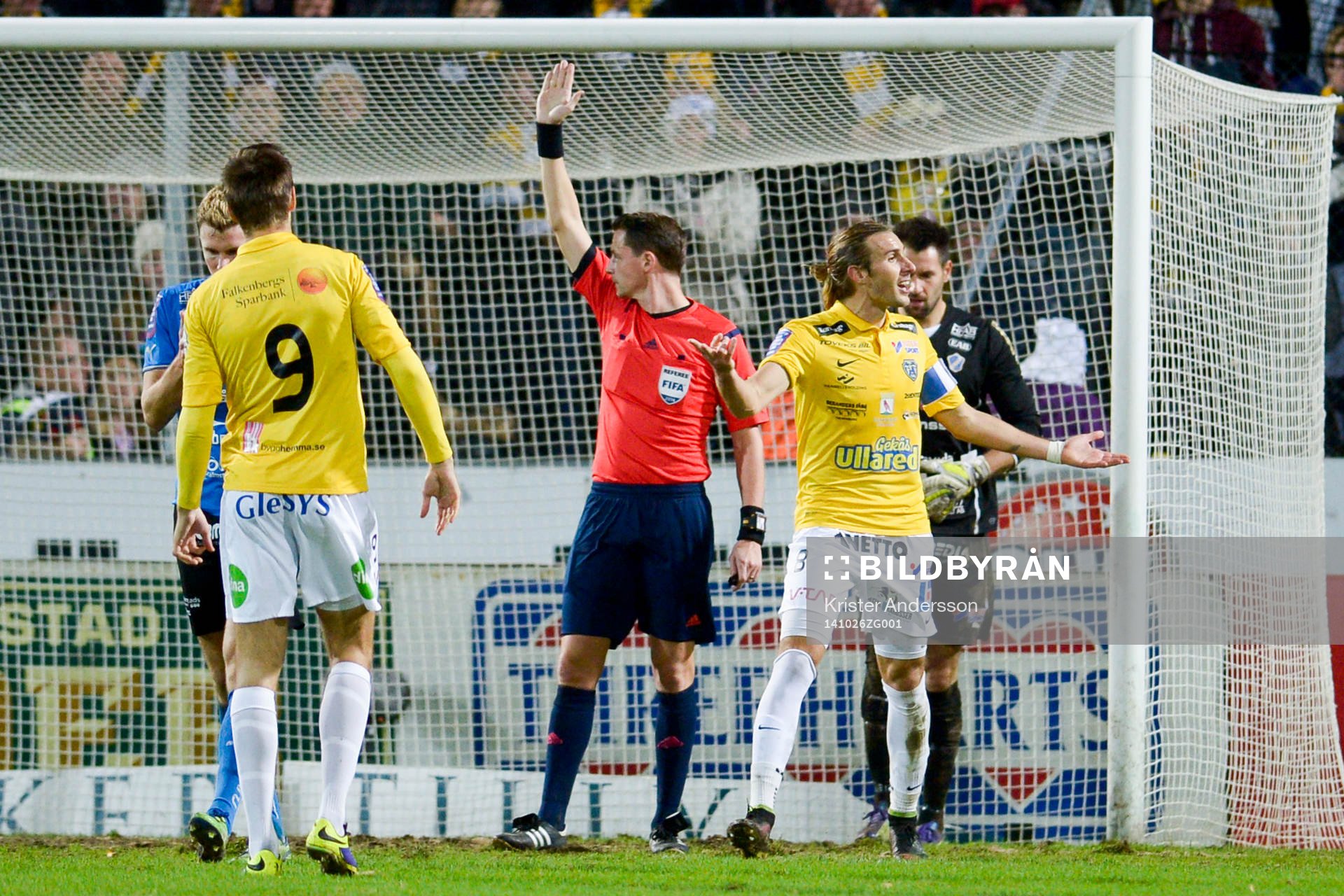 Falkenberg får ett mål bortdömt under fotbollsmatchen i Allsvenskan mellan Halmstad och Falkenberg den 26 oktober 2014 i Halmstad.