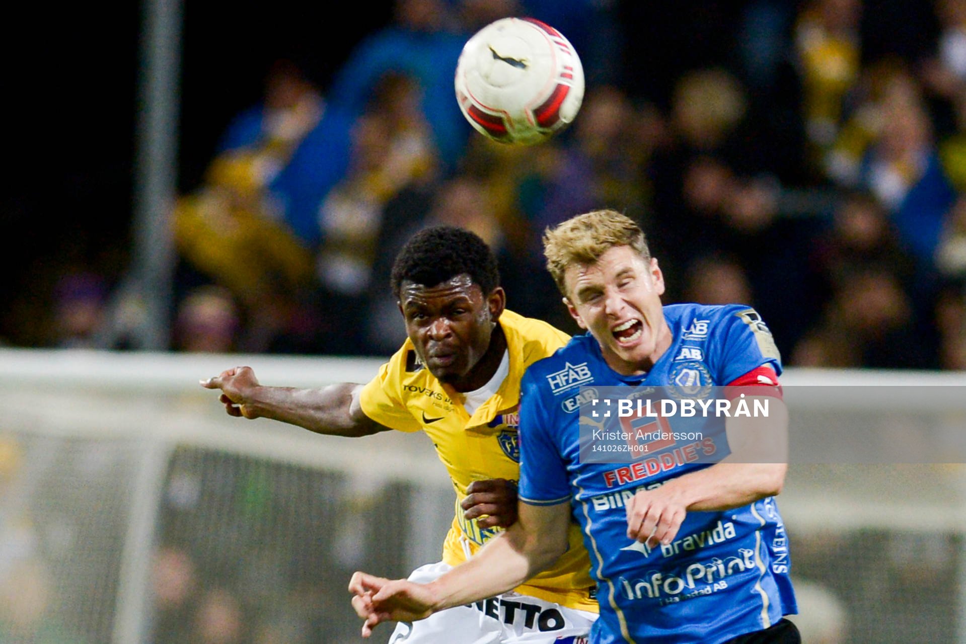 Falkenbergs Godsway Donyoh och Halmstads Richard Magyar i