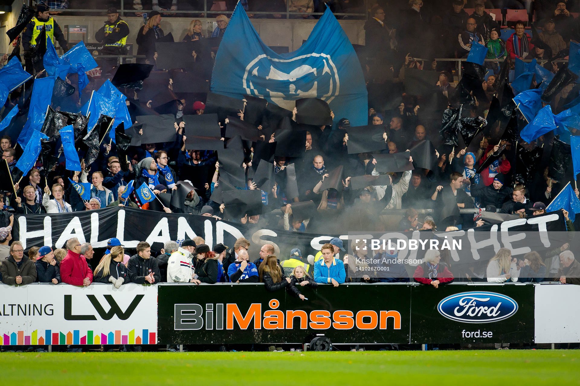 Halmstads supporters före fotbollsmatchen i Allsvenskan