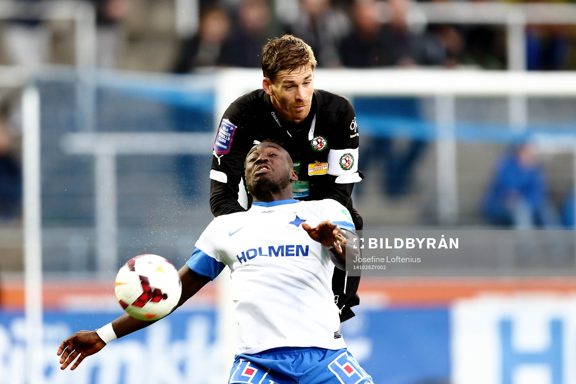 Örebros Magnus Wikström ovanför Norrköpings Alhaji