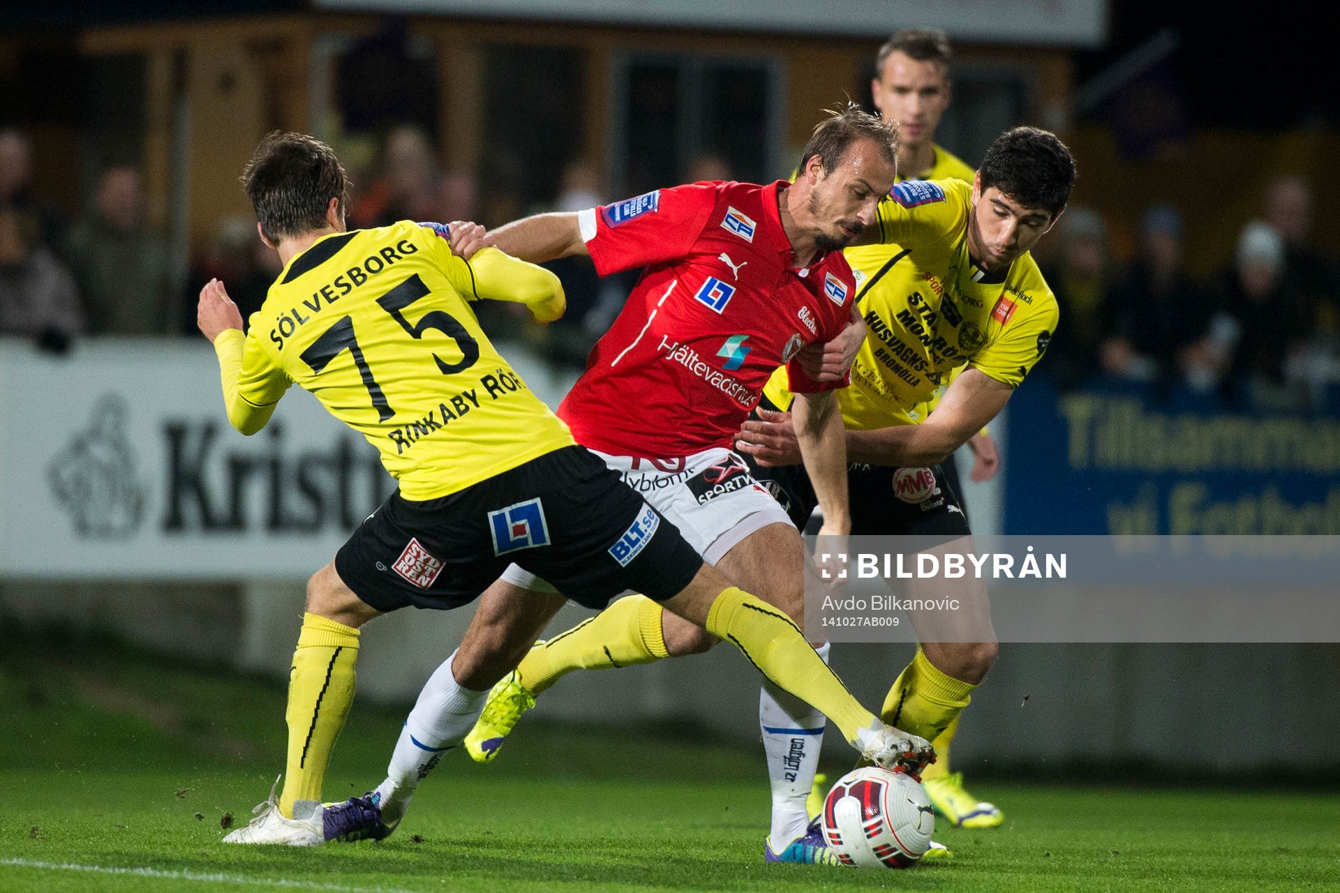 Kalmars Pär Eriksson kommer mellan Mjällbys spelare
