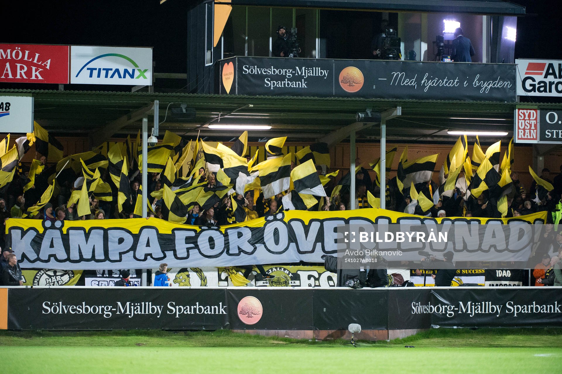 Mjällbys supportrar med banderollen kämpa för