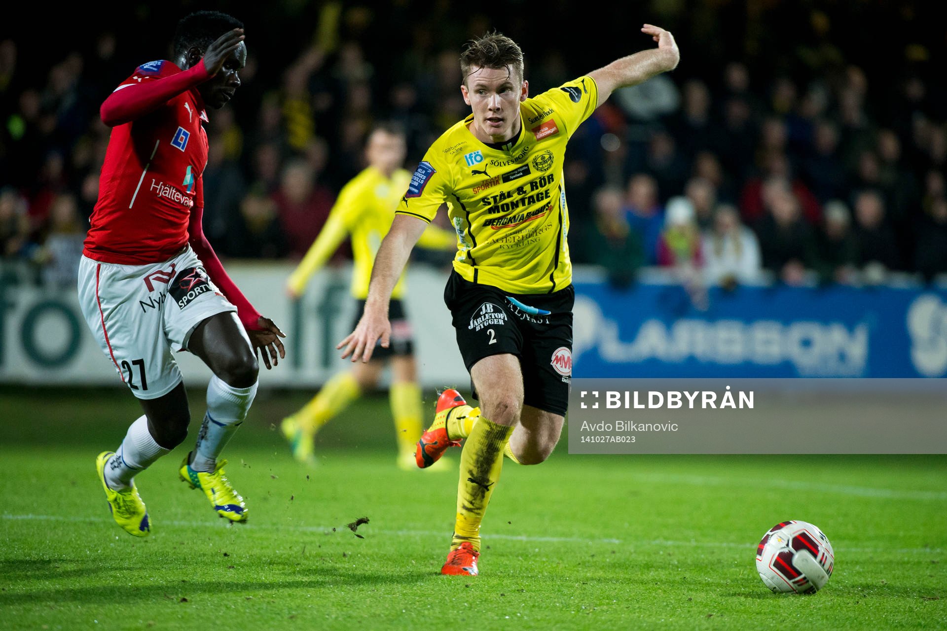 Kalmars Papa Alioune Diouf och Mjällbys Viktor Agardius