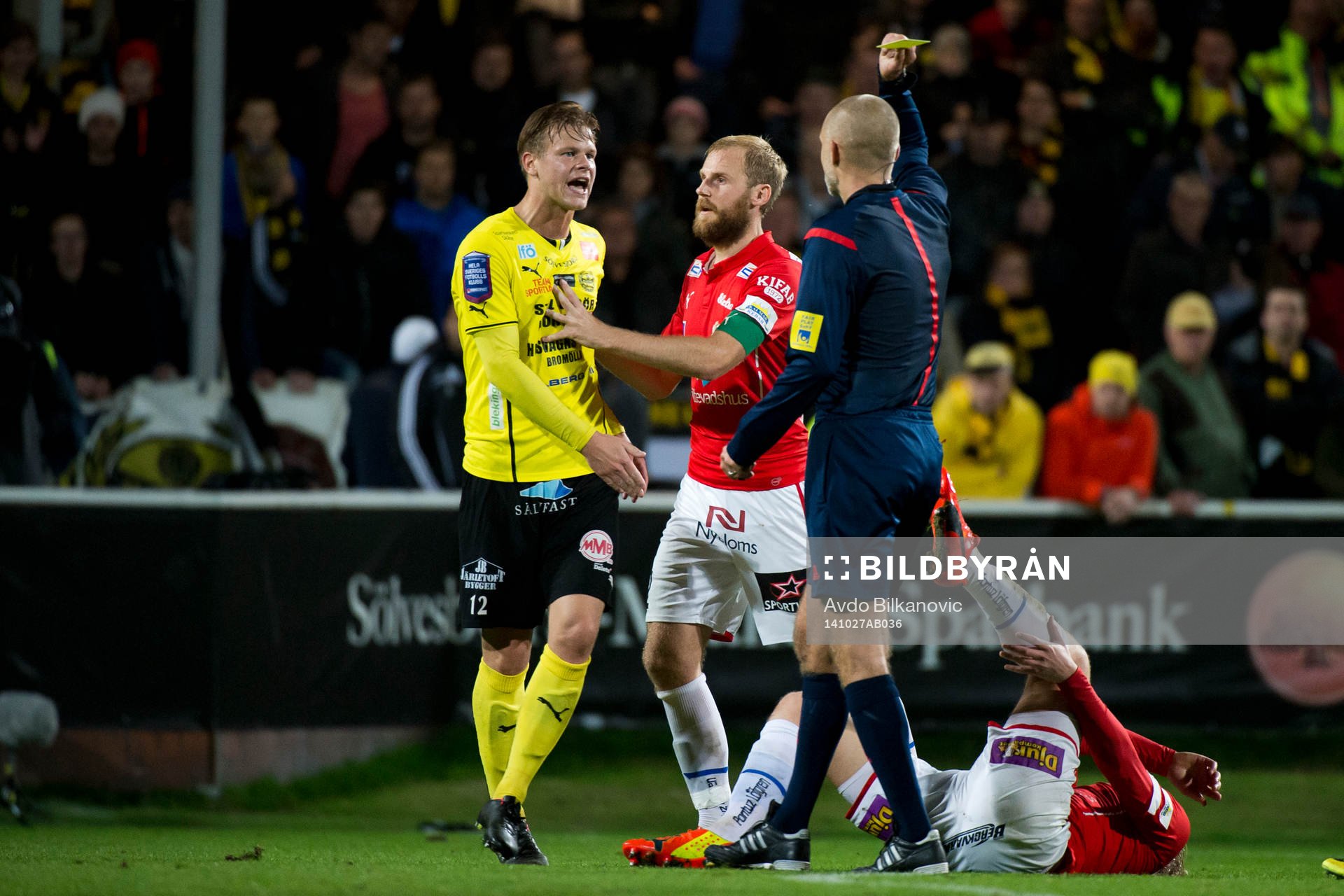 Mjällbys David Löfquist får gult kort av domaren Michael
