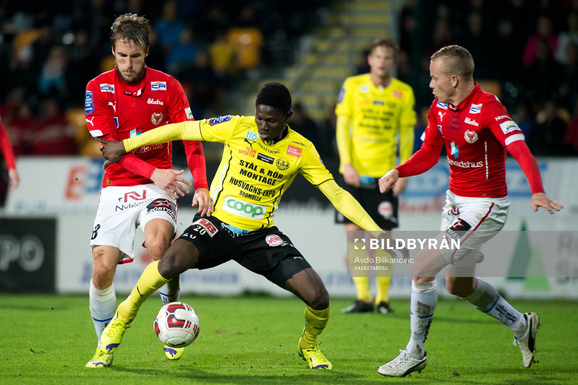 Mjällbys Kwame Bonsu mellan Kalmars Tor Øyvind Hovda och