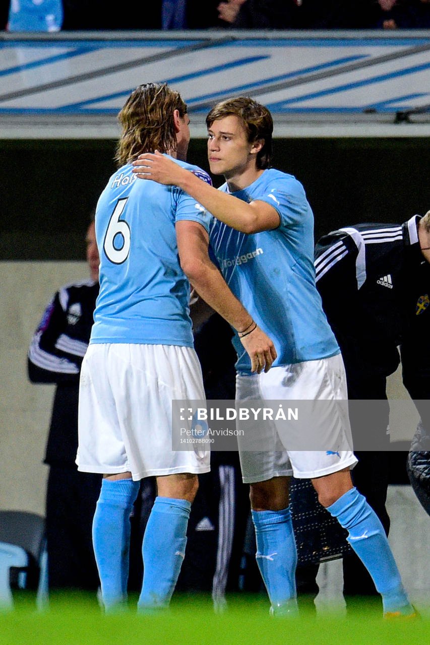 Malmö FFs Markus Halsti går ut och Simon Thern kommer in under matchen i Allsvenskan mellan Malmö FF och Brommapojkarna den 27 oktober 2014 i Malmö.