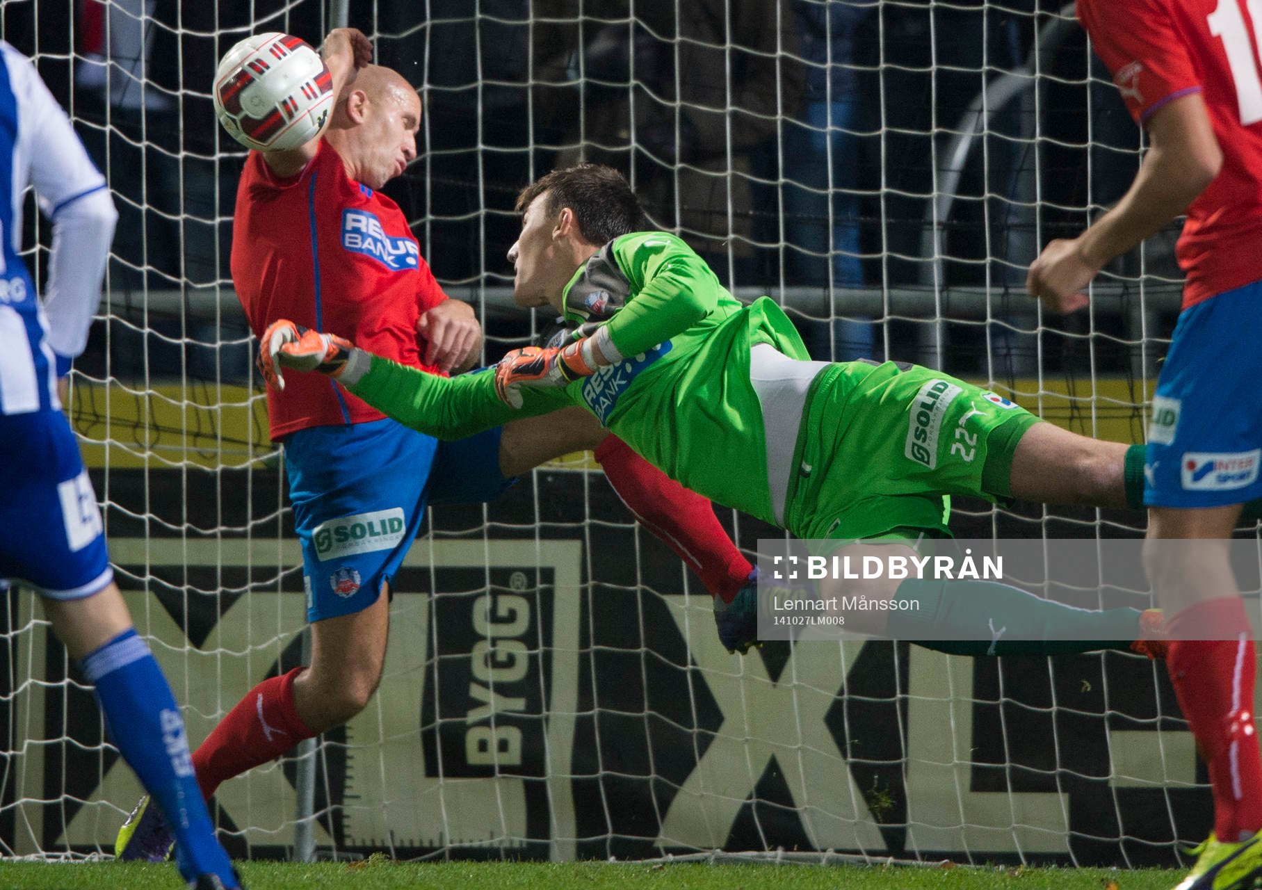 Helsingborgs målvakt Andreas Linde räddar med hjälp av Mattias Lindström, men sekunden senare gör Göteborgs May Mahlangu 0-1 i matchen i allsvenskan i fotboll mellan Helsingborg och IFK Göteborg i Helsingborg 27 oktober 2014.