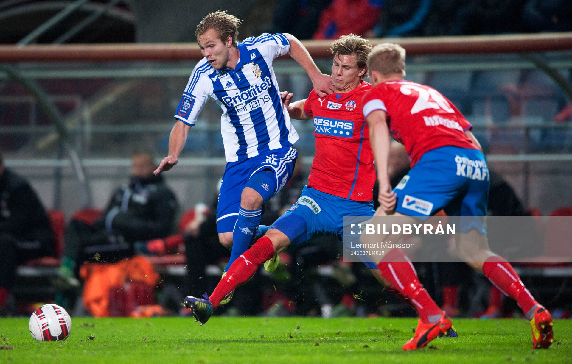 IFK Göteborgs Gustav Engvall tacklas av Helsingborgs Emil