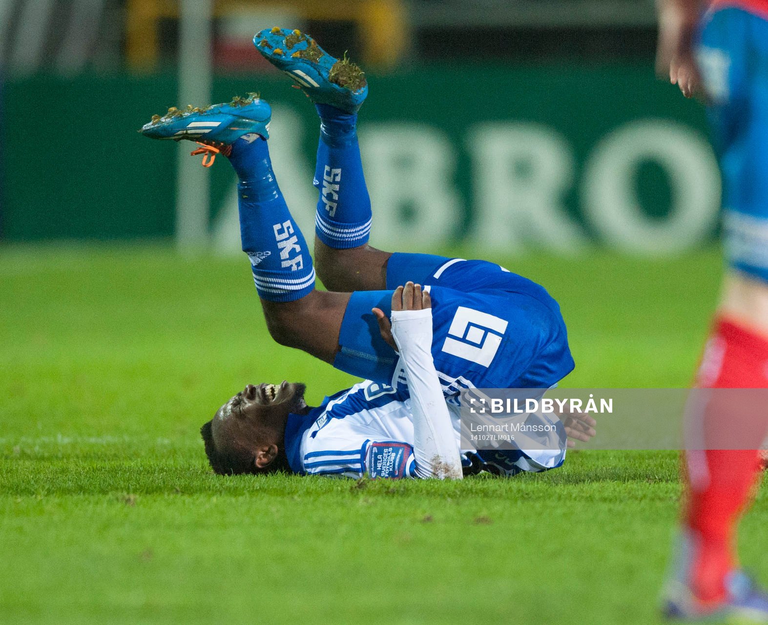 IFK Göteborgs May Mahlangu skadades i matchen i allsvenskan i fotboll mellan Helsingborg och IFK Göteborg i Helsingborg 27 oktober 2014.