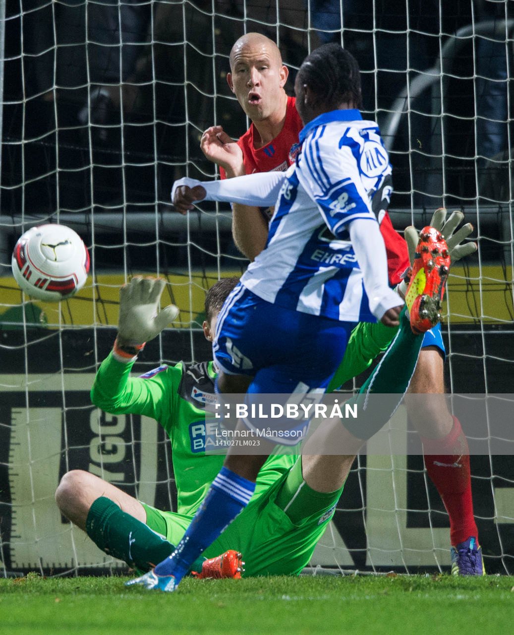 IFK Göteborgs May Mahlangu gör 0-1 i matchen i