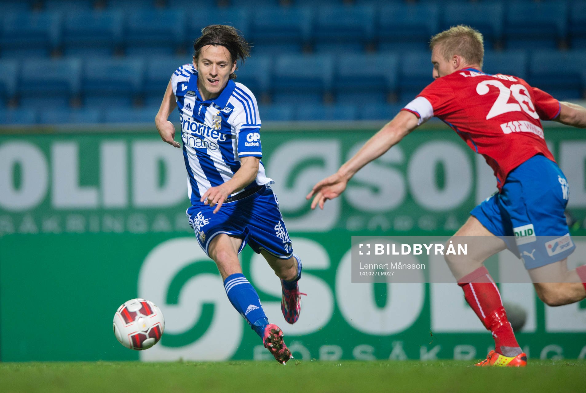 IFK Göteborgs Lasse Vibe rundar Helsingborgs Peter Larsson