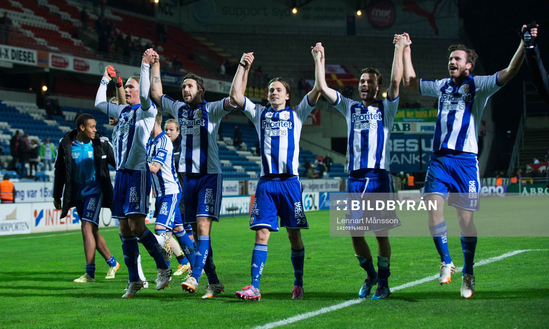 IFK Göteborgs Lasse Vibe tackar fansen  i matchen i