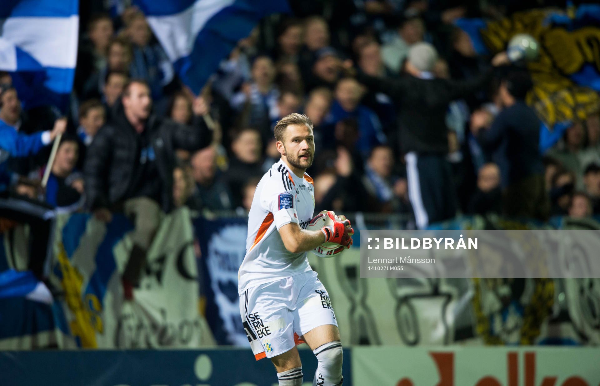 IFK Göteborgs målvakt John Alvbåge med supporters på