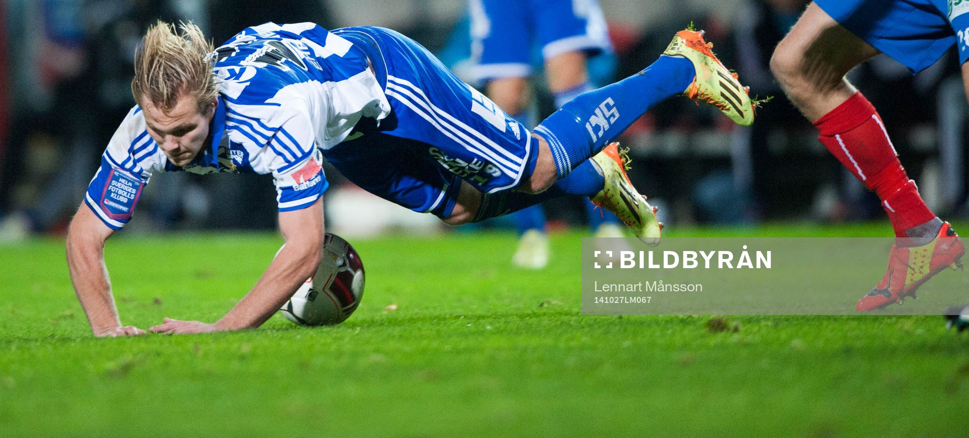 IFK Göteborgs Gustav Engvall faller  i matchen i