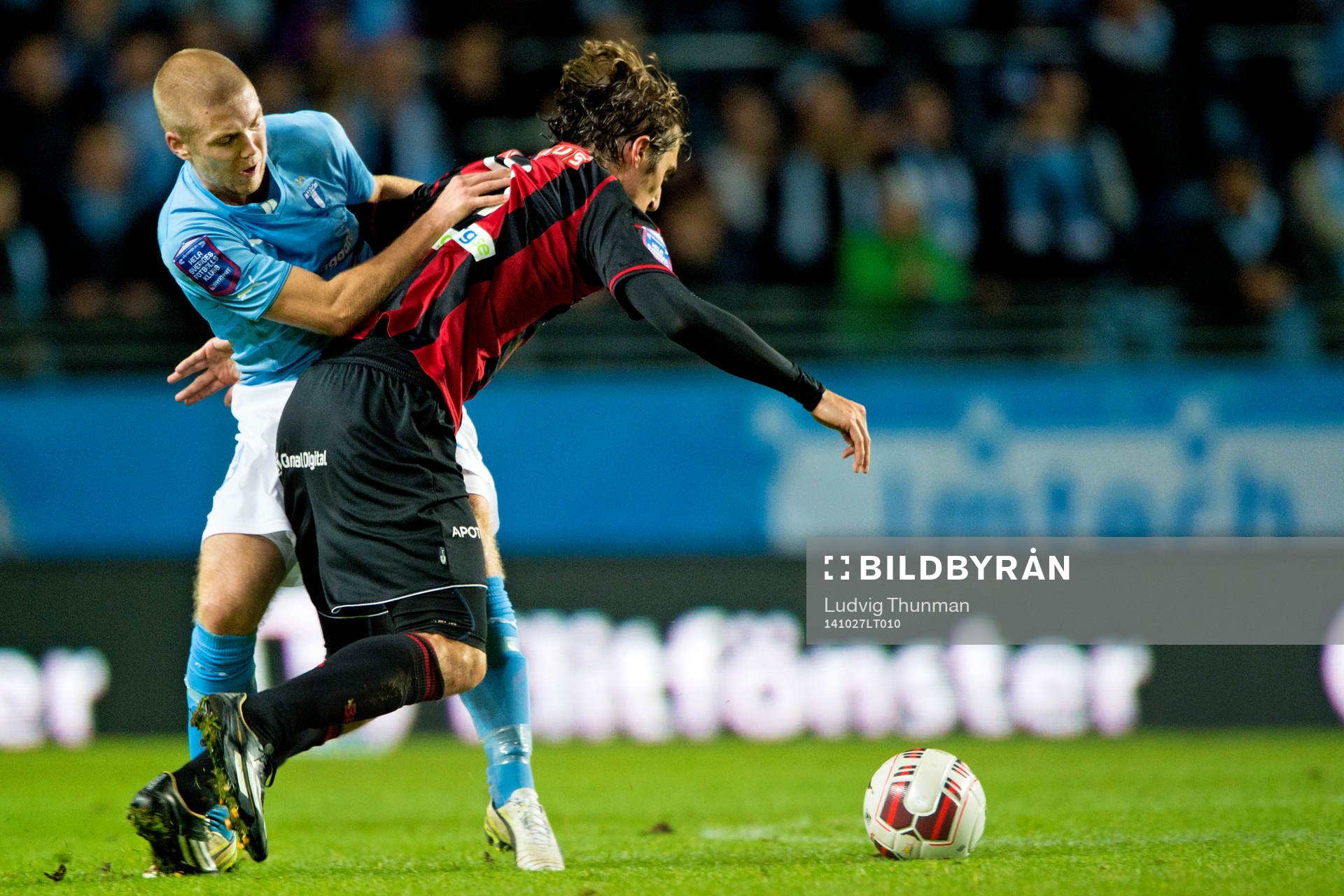 Malmö FFs Anton Tinnerholm och Brommapojkarnas Dardan Rexhepi i kamp under matchen i Allsvenskan mellan Malmö FF och Brommapojkarna den 27 oktober 2014 i Malmö.