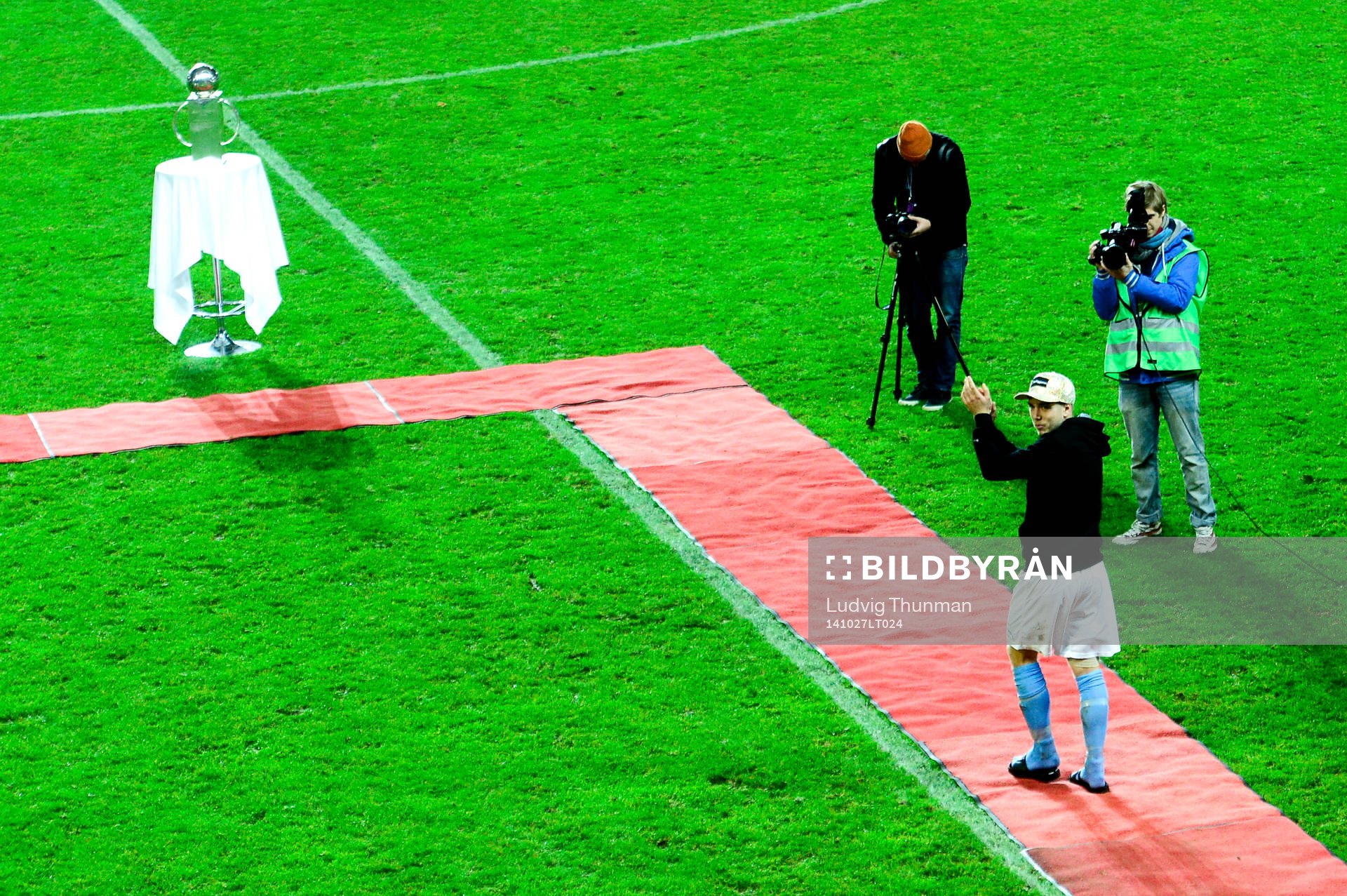 Malmö FFs Anton Tinnerholm möter publiken efter matchen i Allsvenskan mellan Malmö FF och Brommapojkarna den 27 oktober 2014 i Malmö.