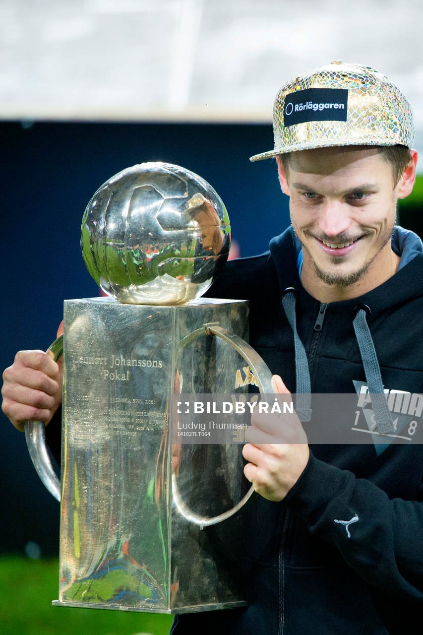 Malmö FFs Markus Rosenberg med pokalen