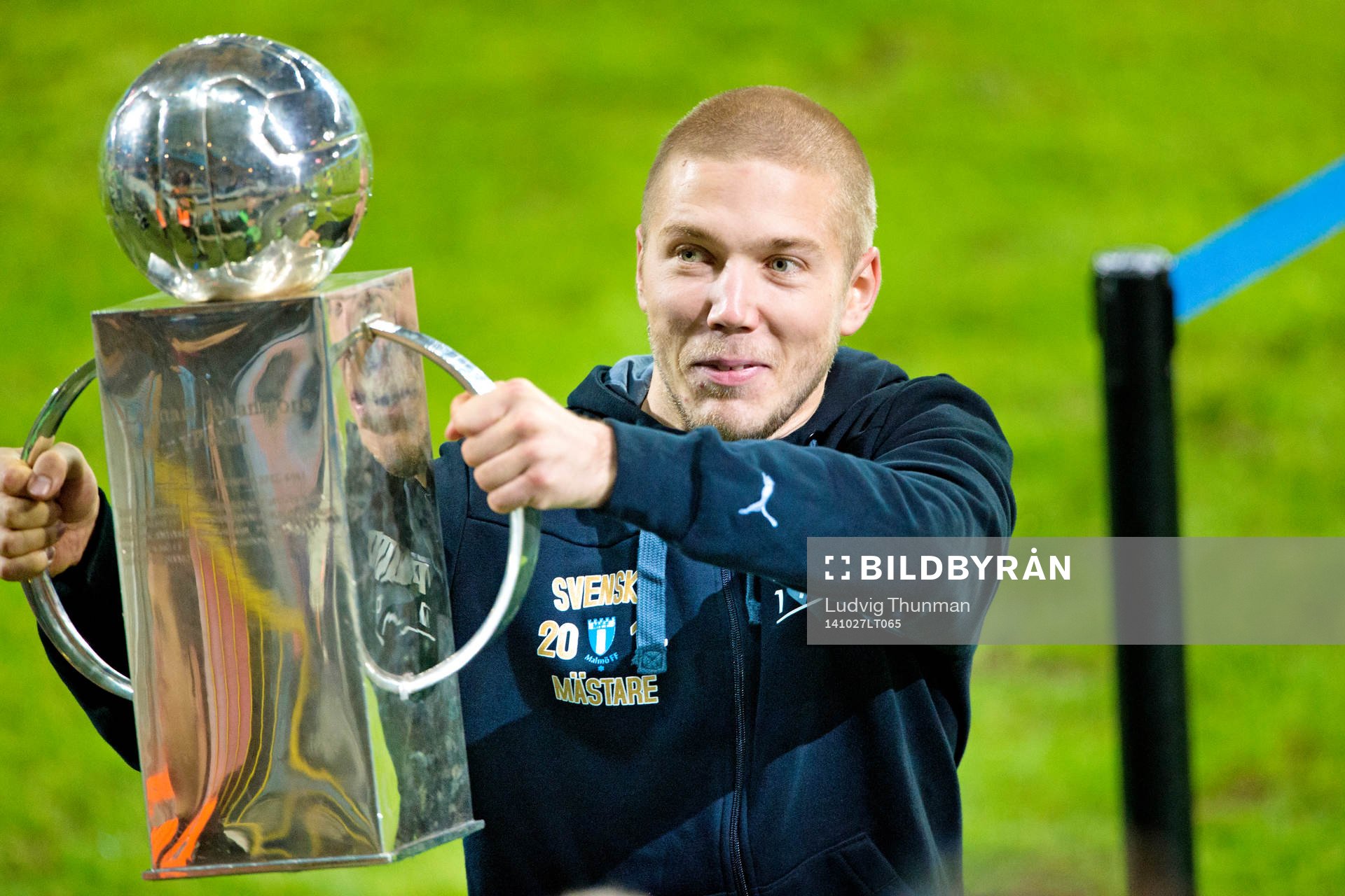 Malmö FFs Anton Tinnerholm med pokalen
