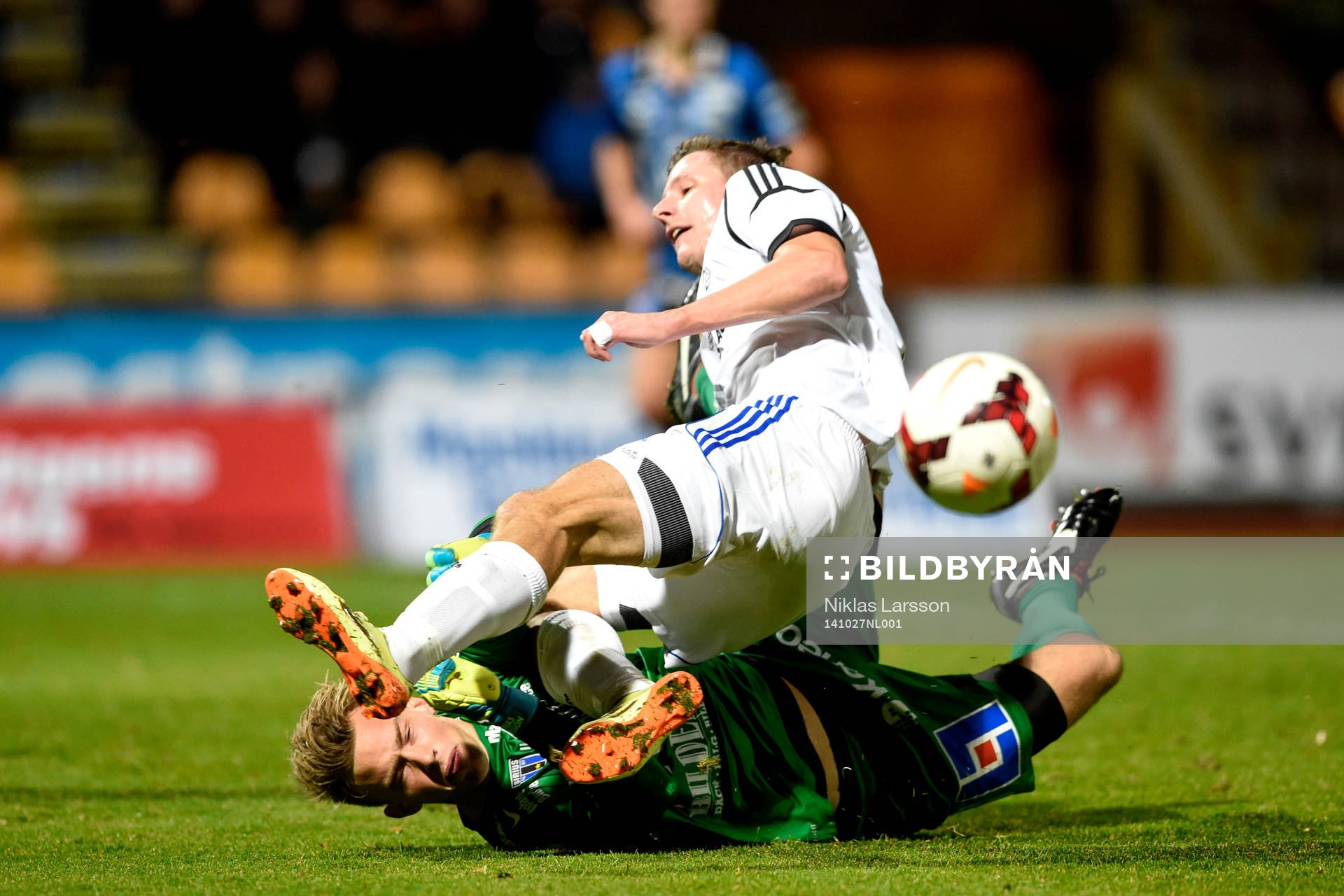 Sirius målvakt Andreas Andersson river ner Sundsvalls