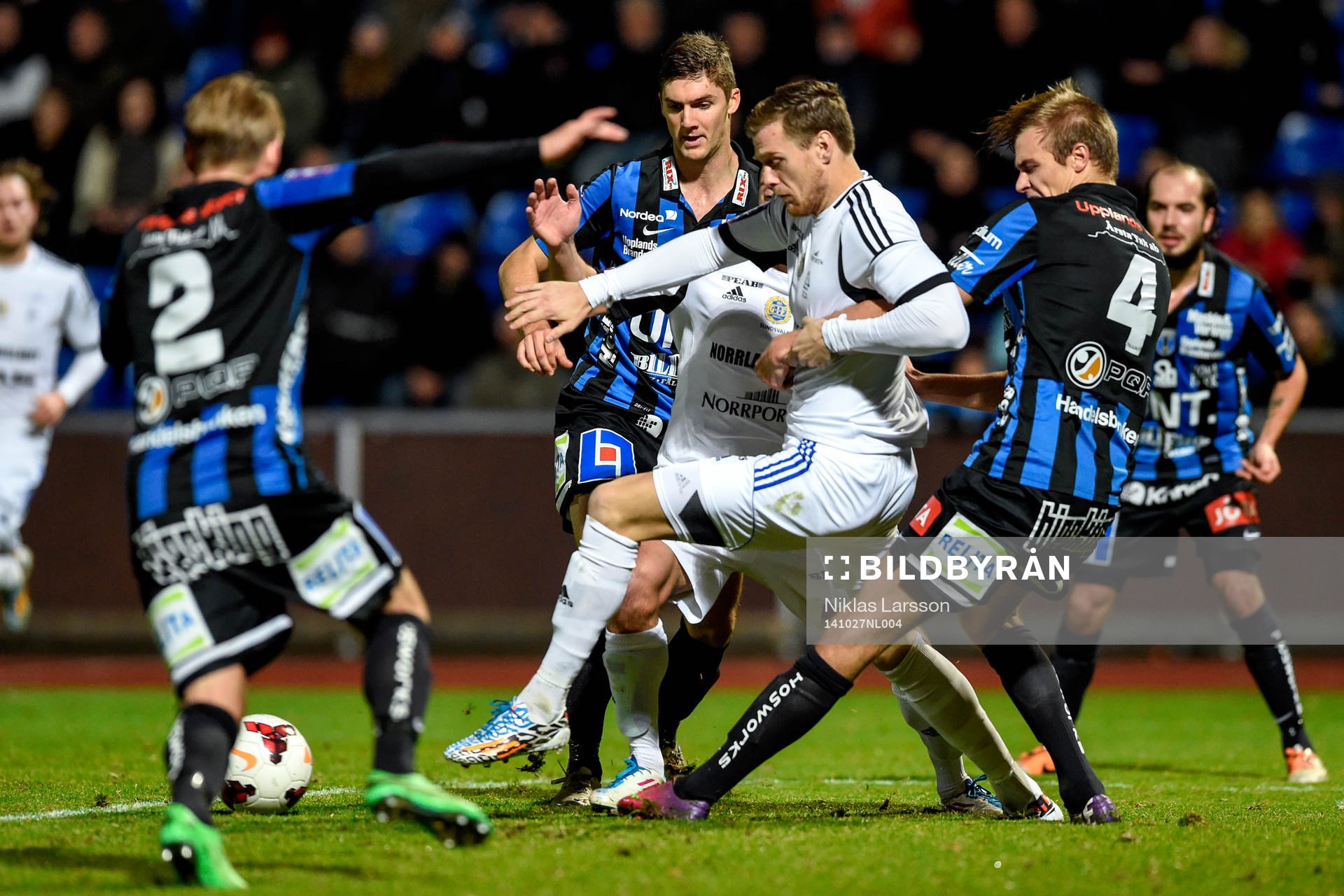 Sundsvalls Leo Englund och Sirius Oscar Pehrsson under fotbollsmatchen i Superettan mellan Sirius och Sundsvall den 27 oktober 2014 i Uppsala.