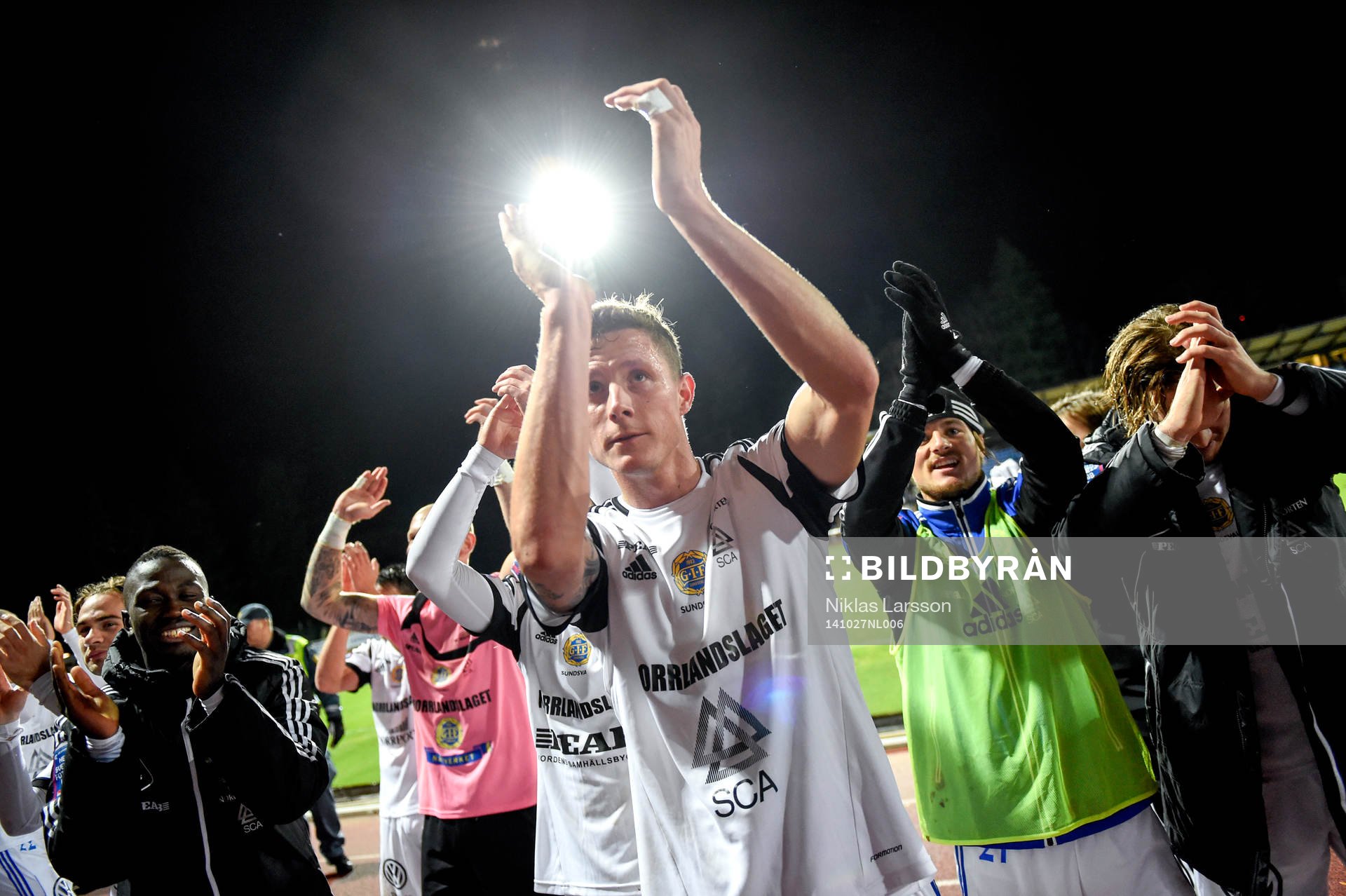 Sundsvalls Johan Eklund jublar efter fotbollsmatchen i Superettan mellan Sirius och Sundsvall den 27 oktober 2014 i Uppsala.
