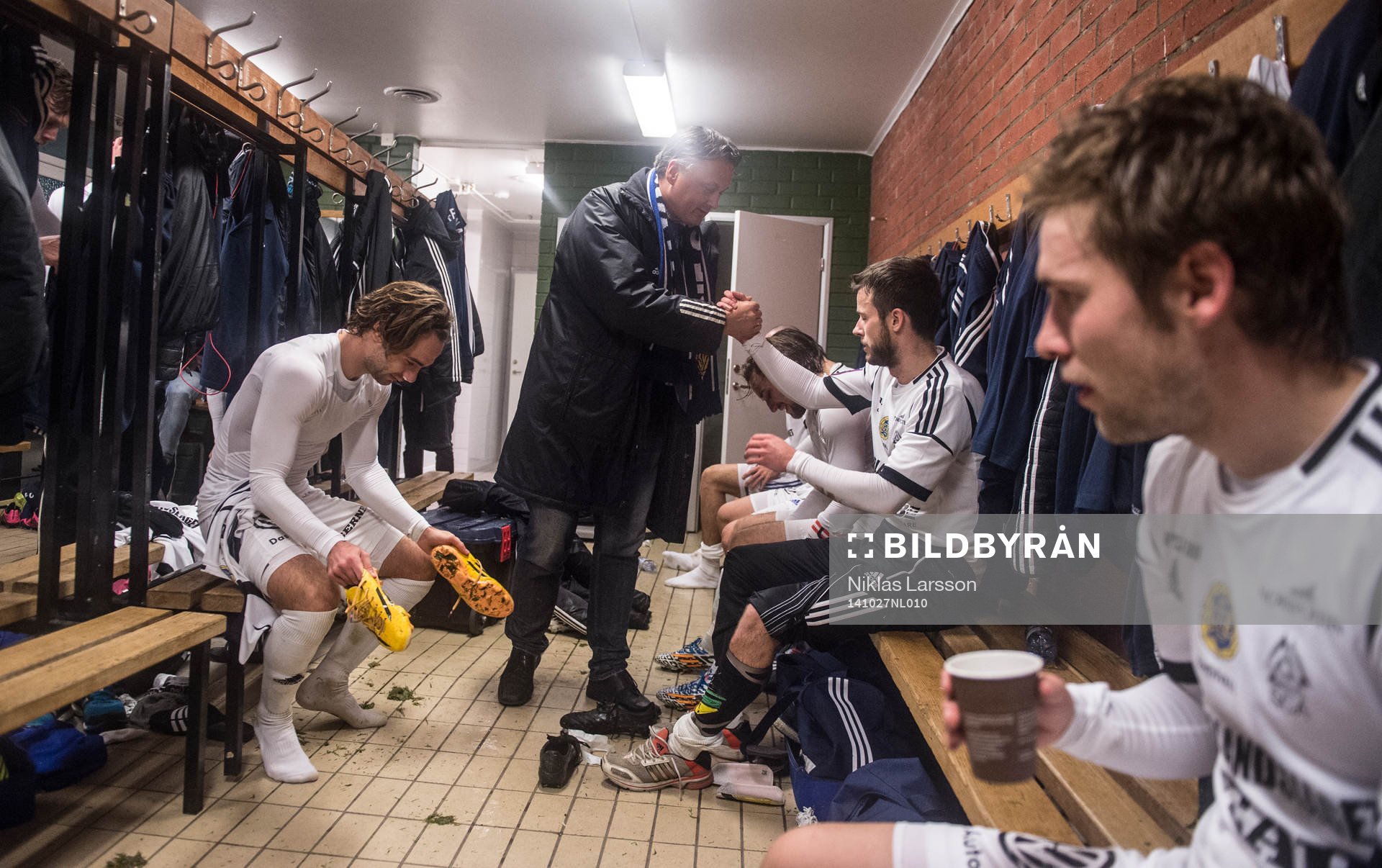 Sundsvalls Urban Hagblom tackar spelarna efter fotbollsmatchen i Superettan mellan Sirius och Sundsvall 27 oktober 2014 i Uppsala.