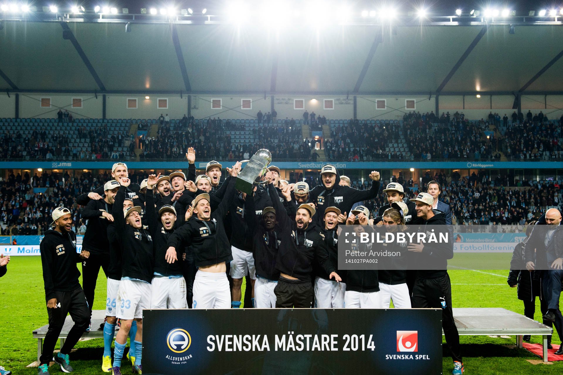 Malmö FFs spelare jublar med Lennart Johanssons Pokal